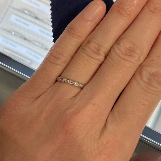 【ヴァンドーム青山(VENDOME AOYAMA)の口コミ】 華奢なラインとダイヤが手元を綺麗に見せてくれます。
少しダイヤが多過ぎ…
