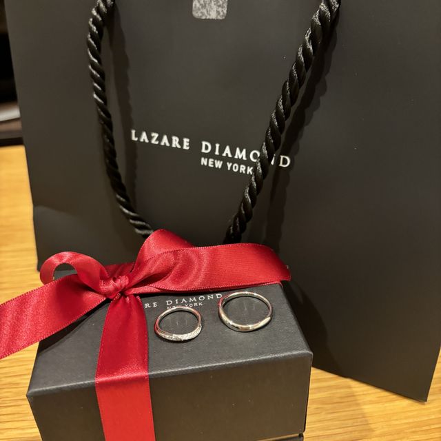 【ラザール ダイヤモンド(LAZARE DIAMOND)の口コミ】 この指輪のデザインが他ブランドにはないところと、ダイヤモンドがたくさ…