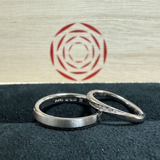 【出雲結(いずもゆい)の口コミ】 女性の方は、捻れた形でダイヤをいれ、男性の方はマット素材とダイヤモン…