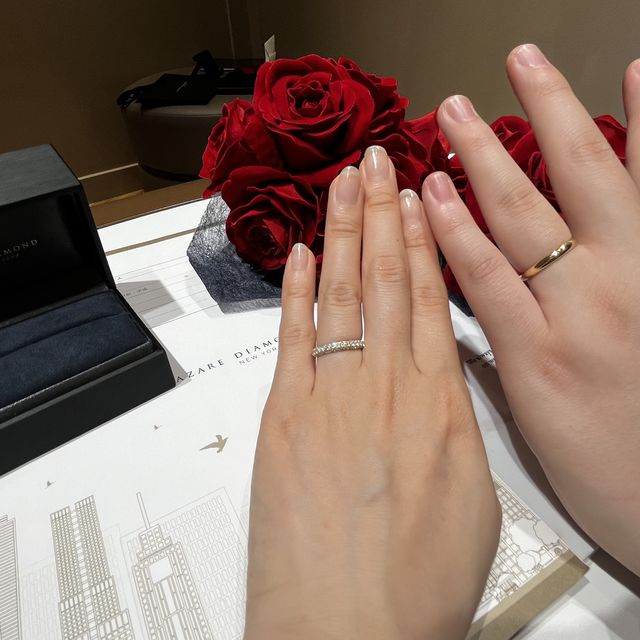 【ラザール ダイヤモンド(LAZARE DIAMOND)の口コミ】 デザインはパヴェです。
ダイヤが敷き詰められてるデザインでキラキラゴー…