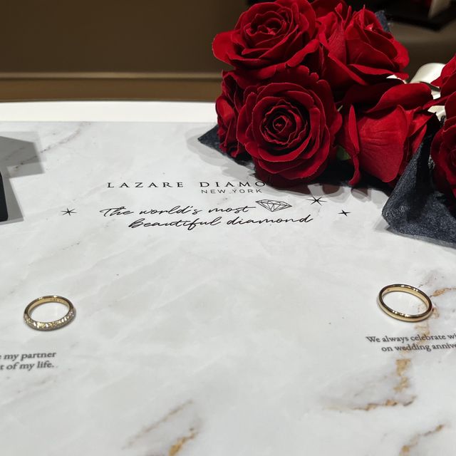 【ラザール ダイヤモンド(LAZARE DIAMOND)の口コミ】 デザインはパヴェです。
ダイヤが敷き詰められてるデザインでキラキラゴー…