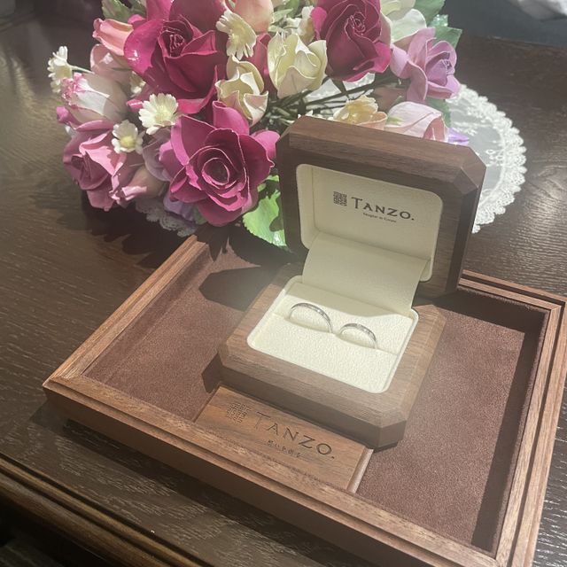 【TANZO.(鍛造指輪)の口コミ】 シンプルかつ綺麗なプラチナの鏡面加工で、男性側はカッコいい指輪に仕上…
