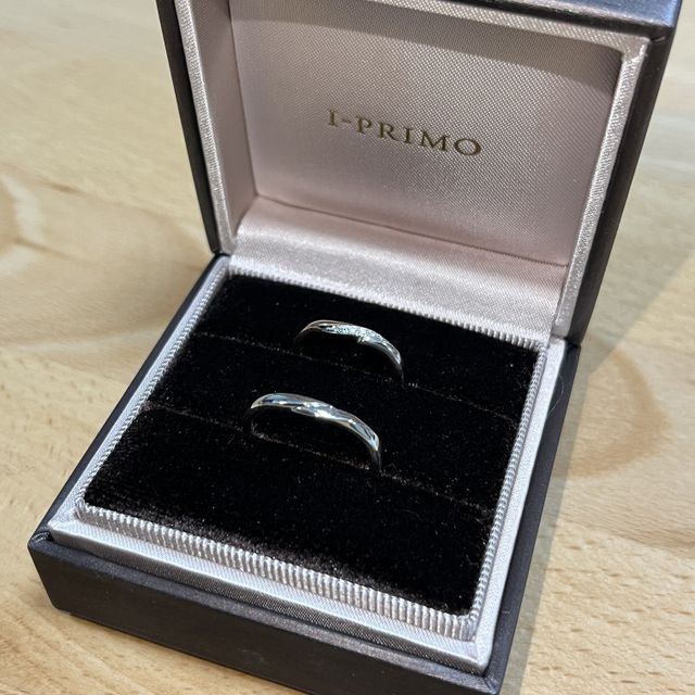 【アイプリモ(I-PRIMO)の口コミ】 新婦のリングは表面に7つのダイヤが埋め込まれており、新郎のリングは内側…