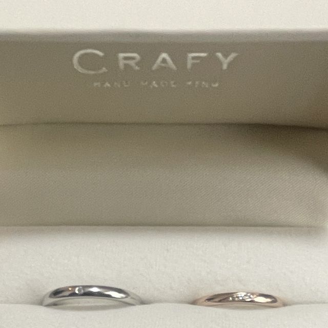 【CRAFY(クラフィ)の口コミ】 デザインはかなりシンプルに、そしてお互いの肌の色に合うカラーを選びま…