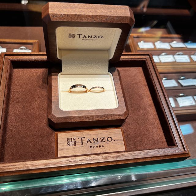 【TANZO.(鍛造指輪)の口コミ】 シンプルでかわいいく、ダイヤ３せきがとてもかわいいです。たくさんのデ…