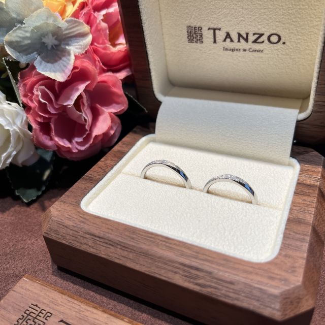 【TANZO.(鍛造指輪)の口コミ】 斜めに入れたスターダストがきらきらしていて、とてもきれいです。エッジ…