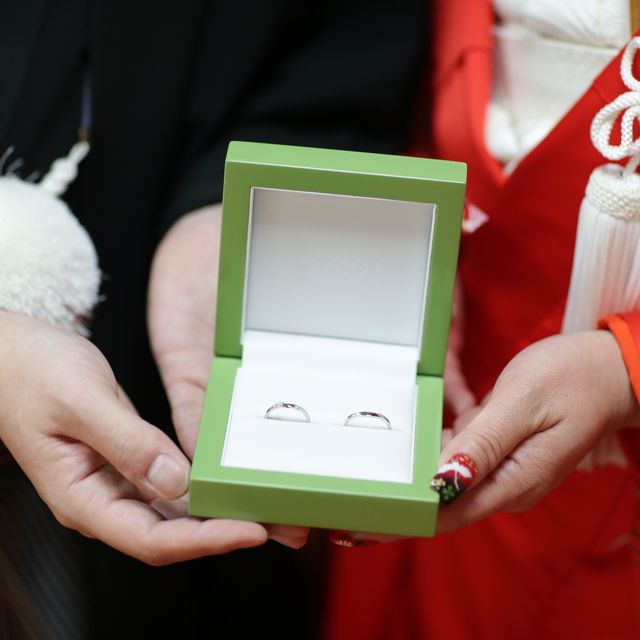 【LAPAGE(ラパージュ)の口コミ】 結婚指輪がペアで作られているデザインです。

レディスは宝石が３箇所に…
