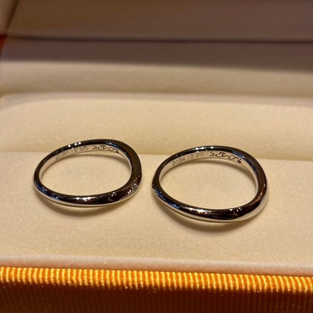 【ケイウノ ブライダル(K.UNO BRIDAL)の口コミ】 指輪の内側に刻印するイニシャルのデザインをデザイナーの方がその場でデ…