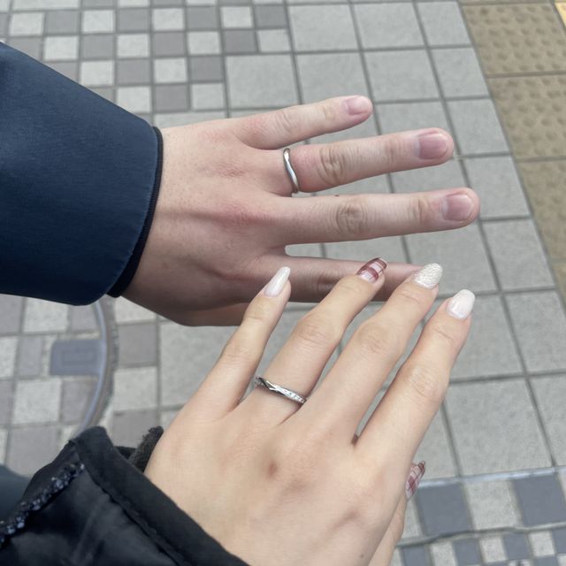 【銀座ダイヤモンドシライシの口コミ】 今回選ばせていただいたのは結婚指輪で、ウェーブの両サイドにダイヤが埋…