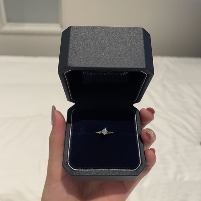 【銀座ダイヤモンドシライシの口コミ】 シンプルで、手元が綺麗に映るデザインの物を選びました。元々指が細いで…