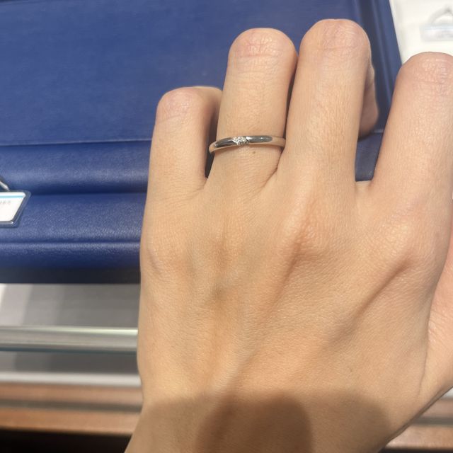【銀座ダイヤモンドシライシの口コミ】 シンプルなデザインのもので探していました。シンプルでありながら材質や…