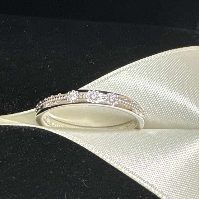 【エクセルコダイヤモンド(EXELCO DIAMOND)の口コミ】 センターミルうち、レースどめで、３つのダイヤを入れました。ストレート…