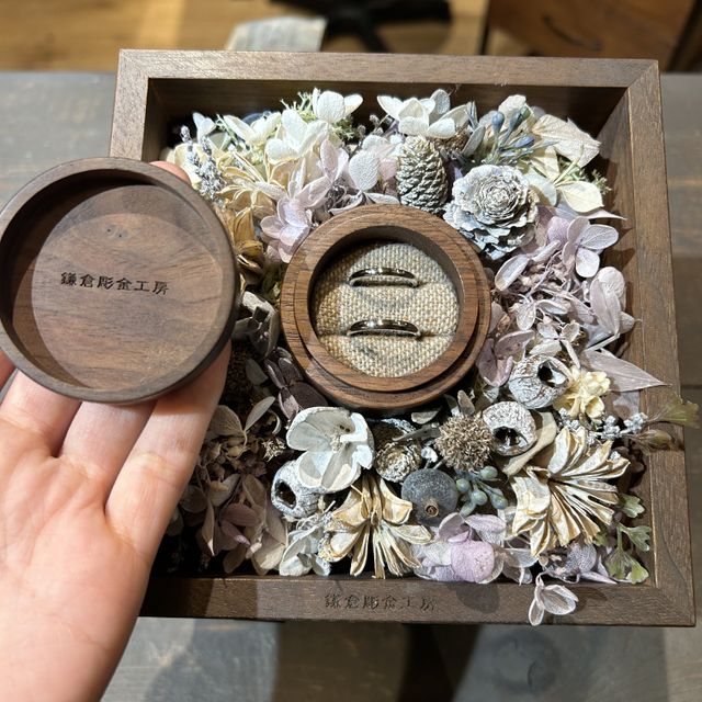 【鎌倉彫金工房の口コミ】 シンプルな甲丸型で、艶があるクリアにしました。棒状から初めて丸く磨き…