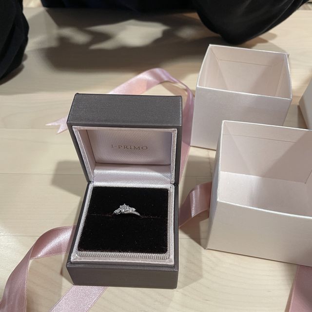【アイプリモ(I-PRIMO)の口コミ】 一粒ダイヤだけが主役でない。両サイドの計4つのダイヤがセンターダイヤを…