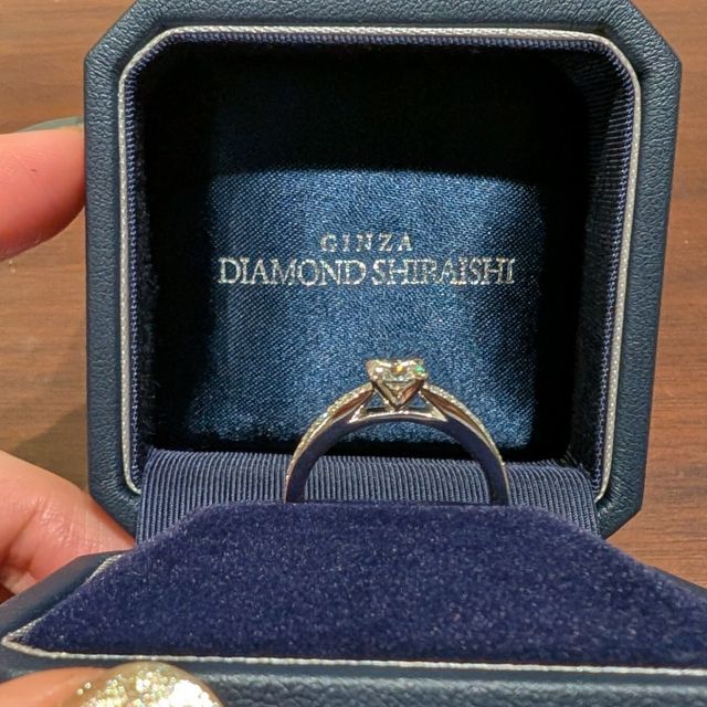 【銀座ダイヤモンドシライシの口コミ】 diana.dというデザインで、４つの爪で留めたメインダイヤのサイドにメレダ…