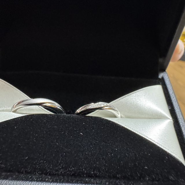 【エクセルコダイヤモンド(EXELCO DIAMOND)の口コミ】 捻ったデザインであり、中央には非光沢感のあるデザインのワンポイントの…