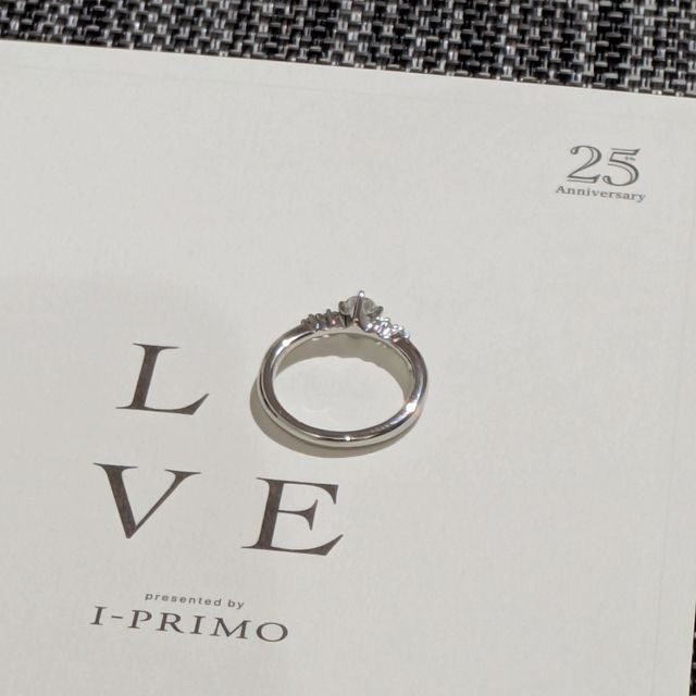 【アイプリモ(I-PRIMO)の口コミ】 この指輪は、シンプルながらも洗練されたデザインで、どんな服装にも合わ…