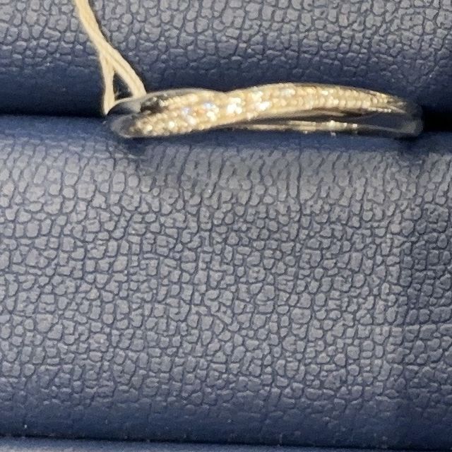 【銀座ダイヤモンドシライシの口コミ】 ダイヤが着いている部分がキラキラしすぎ？と思いましたが、実際つけて遠…