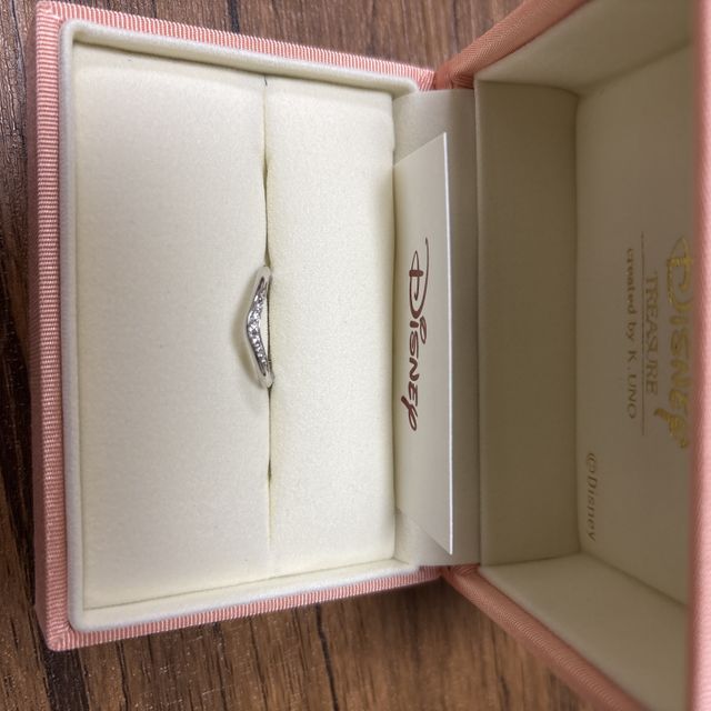 【ケイウノ ブライダル(K.UNO BRIDAL)の口コミ】 シンプルなデザインですが、ダイヤをよく見るとミッキーのシルエットにな…