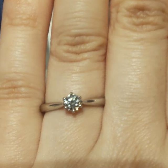 【銀座ダイヤモンドシライシの口コミ】 エンゲージリングらしい、一粒ダイヤモンドの指輪を探していて、こちらに…
