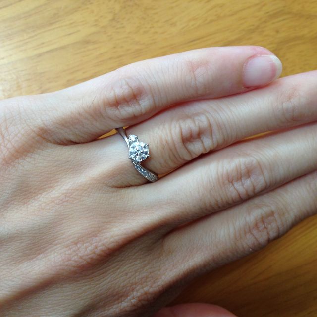 【LEHAIM(レハイム)の口コミ】 少しウェーブしていて片方だけにメレダイヤが埋め込まれており、派手では…