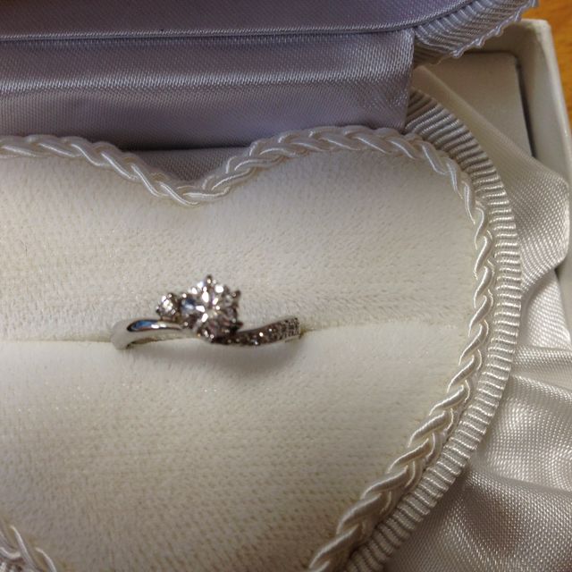 【LEHAIM(レハイム)の口コミ】 少しウェーブしていて片方だけにメレダイヤが埋め込まれており、派手では…