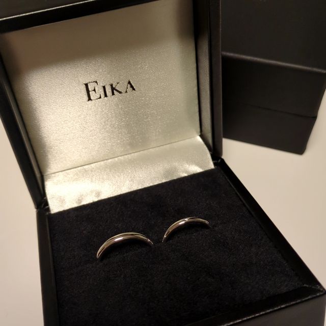 【EIKA(エイカ)の口コミ】 素材は婚約指輪と同じプラチナにしました。
デザインはシンプルですが、追…