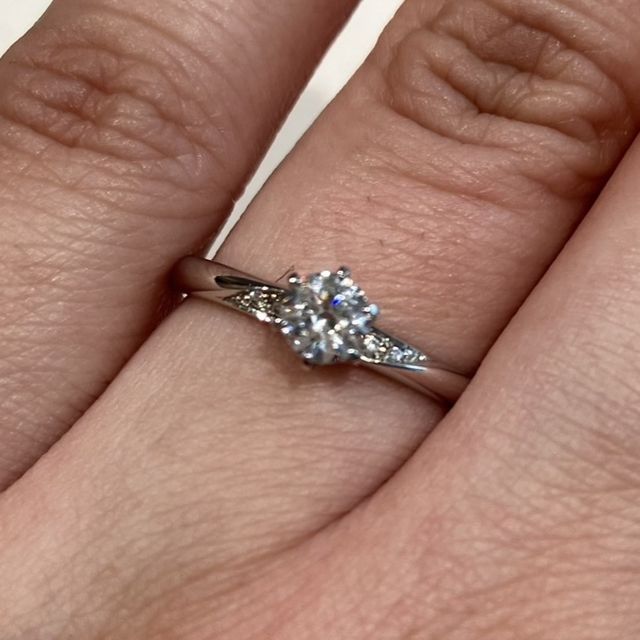 【BRILLIANCE+(ブリリアンスプラス)の口コミ】 もともと一粒ダイヤのエンゲージリングを探していたのですが、こちらはサ…