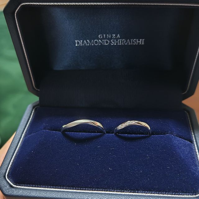 【銀座ダイヤモンドシライシの口コミ】 指にフィットするナチュラルなウェーブ型で、真ん中にダイヤモンドがウェ…