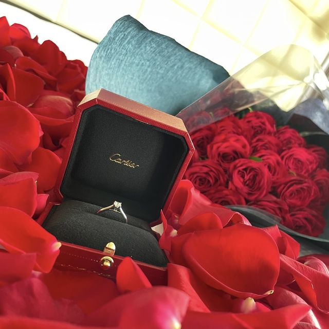 【カルティエ(Cartier)の口コミ】 ダイヤがからっと光る、王道の婚約指輪です。派手すぎず、シンプルすぎず…