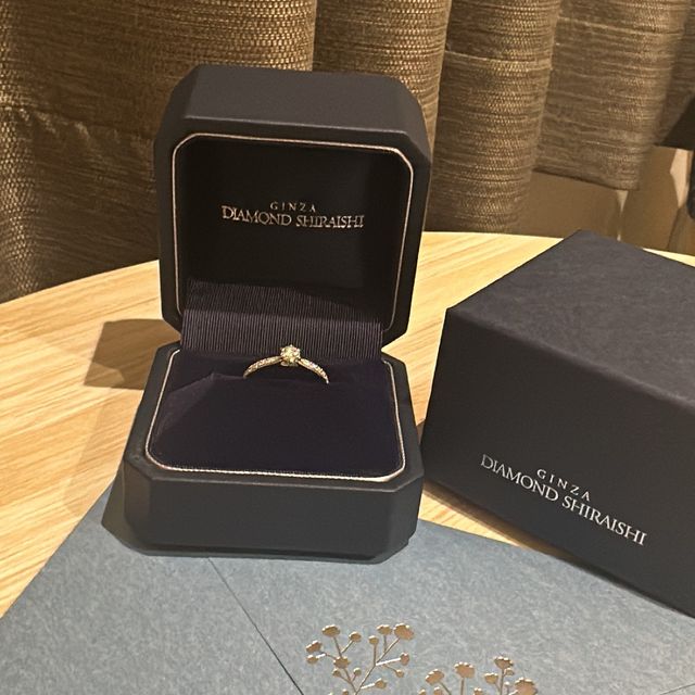 【銀座ダイヤモンドシライシの口コミ】 リングに散りばめられたダイヤモンドが中心のダイヤモンドをより際立たせ…