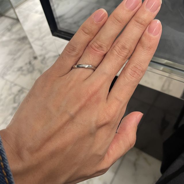 【ラザール ダイヤモンド(LAZARE DIAMOND)の口コミ】 他のお店に比べてプラチナの輝き方が強いように思えました。写真の指輪の…