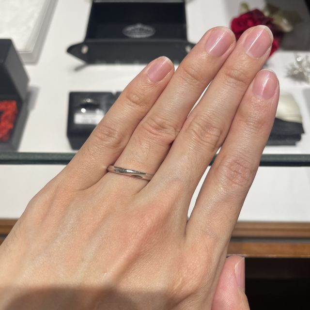 【エクセルコダイヤモンド(EXELCO DIAMOND)の口コミ】 ストレートのプラチナのデザインで、医療関係の仕事中でも問題なくつけら…