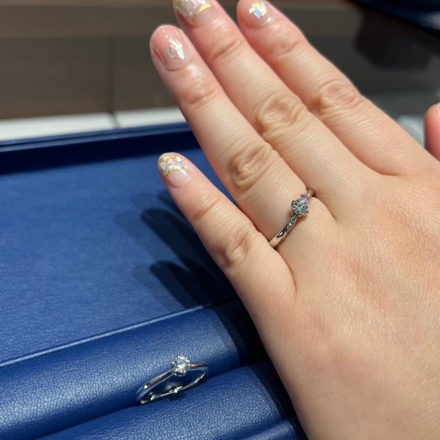 【銀座ダイヤモンドシライシの口コミ】 とにかく、つけた時や試着したときにしっくり来る形でした。
石のカスタム…