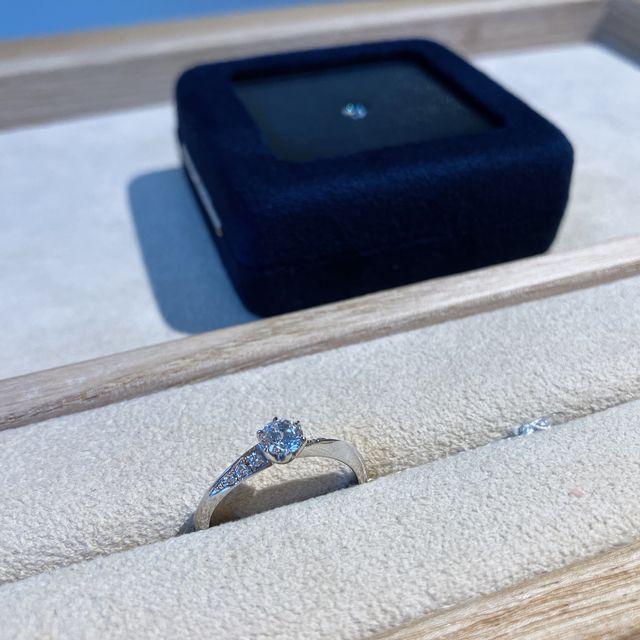 【ith(イズ)の口コミ】 シンプルかつ上品なデザインで美しいです。
流れるように埋め込まれたダイ…