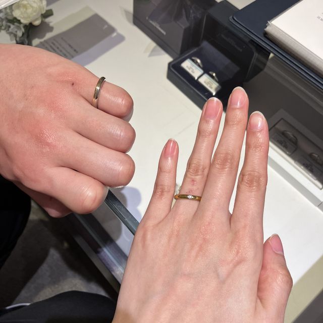 【銀座ダイヤモンドシライシの口コミ】 とにかくシンプルなデザインです。
中央に一粒ダイヤが埋め込まれています…