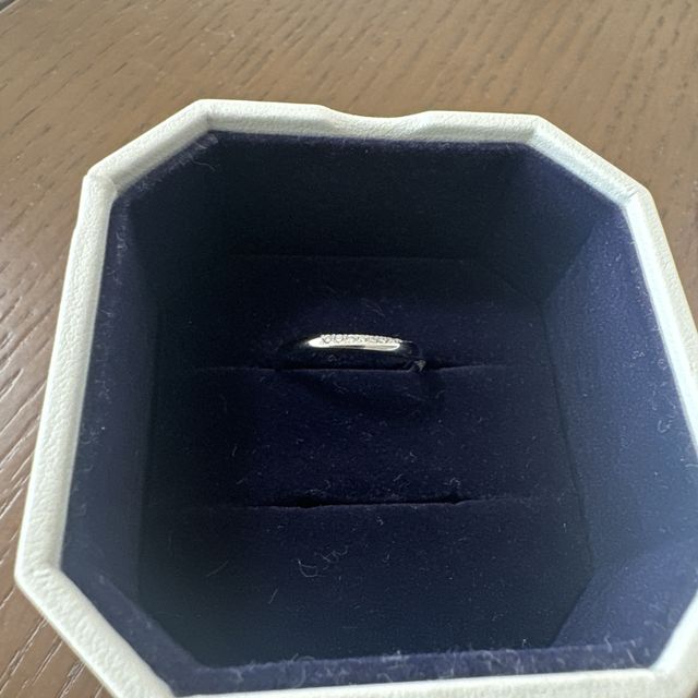 【4℃ BRIDAL(ヨンドシーブライダル)の口コミ】 側面にダイヤがあるのがとても良かったです。
また、着け心地もよく、あま…