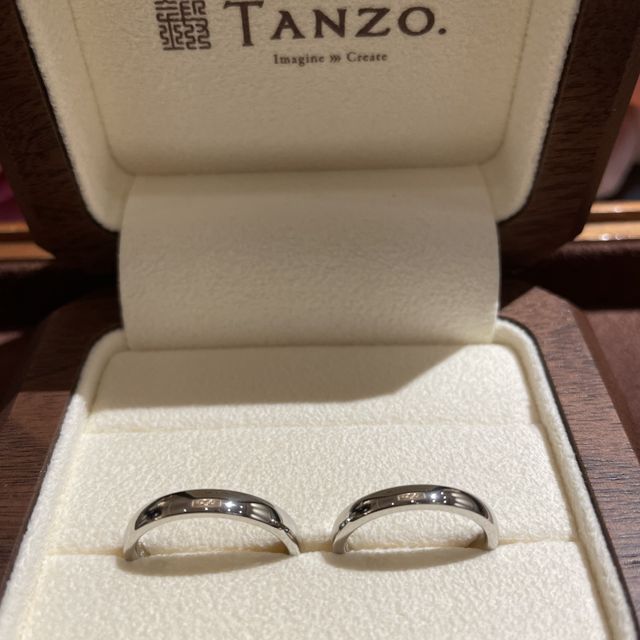 【TANZO.(鍛造指輪)の口コミ】 絶対素材はプラチナがよく、長持ちする物が良かった。
デザインも、光沢が…