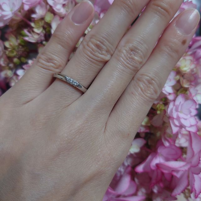 【ラザール ダイヤモンド(LAZARE DIAMOND)の口コミ】 ３方向にダイヤモンドが埋め込まれており、合計９個付いています。どこか…