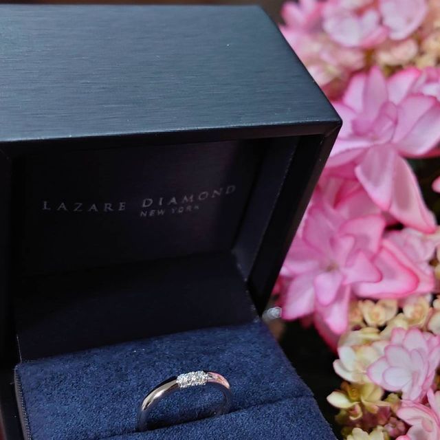 【ラザール ダイヤモンド(LAZARE DIAMOND)の口コミ】 ３方向にダイヤモンドが埋め込まれており、合計９個付いています。どこか…