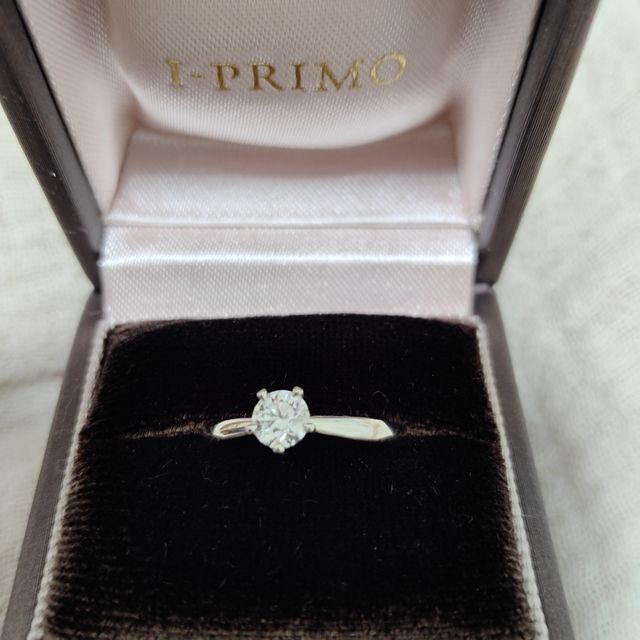 【アイプリモ(I-PRIMO)の口コミ】 ダイヤモンドが映える指輪のデザインが気に入ったため、こちらの指輪を選…