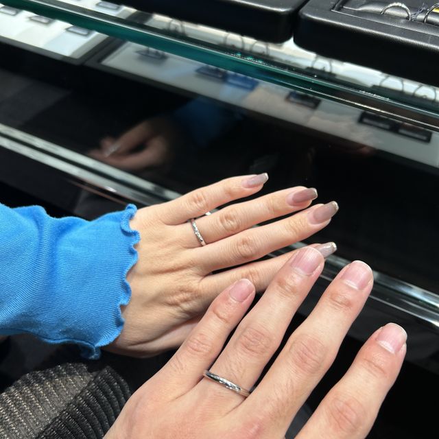 【ラザール ダイヤモンド(LAZARE DIAMOND)の口コミ】 ・両サイドの2本の斜めの線があるデザイン
・ダイヤモンドがありつつも、…