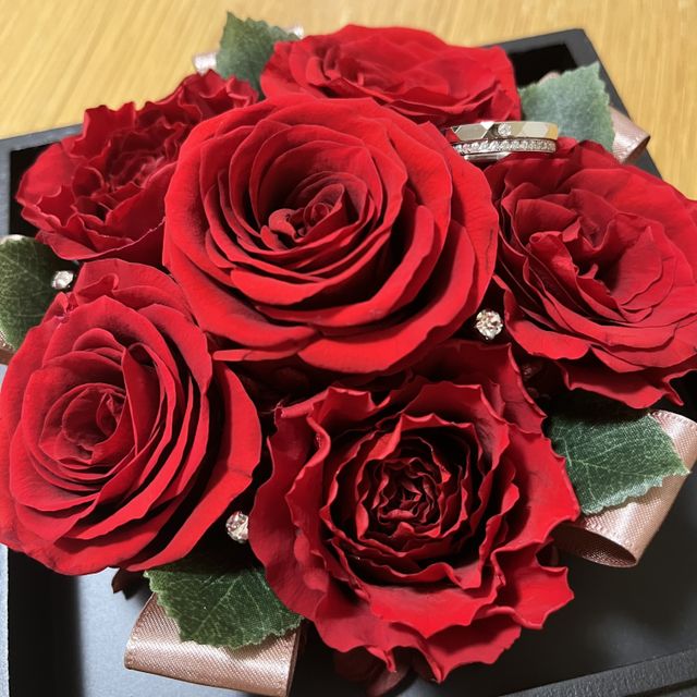 【ラザール ダイヤモンド(LAZARE DIAMOND)の口コミ】 なんといってもこのデザイン！存在感があってプラチナの面がキラキラ輝く…