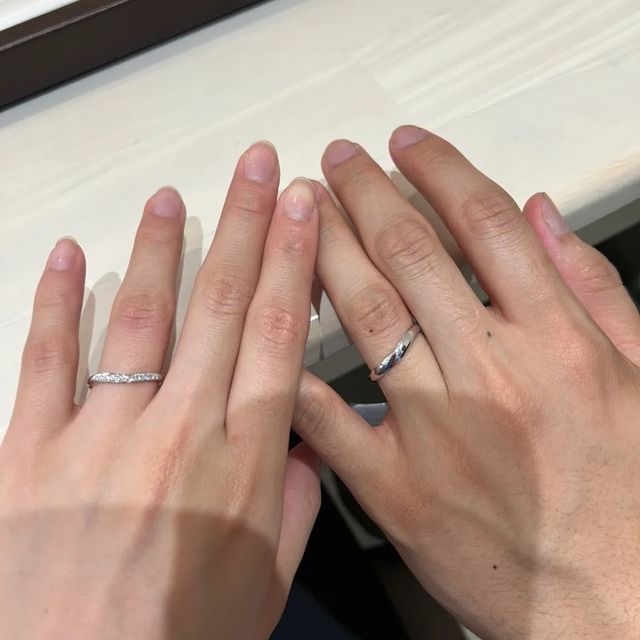 【俄(にわか)の口コミ】 ほんのりＶ字で指が長く見えて、ハーフエタニティでゴージャスで素敵でし…