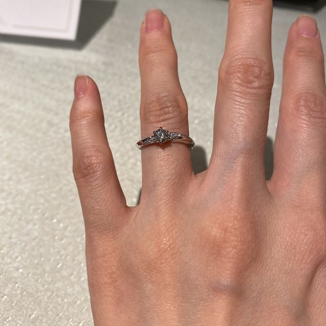 【エクセルコダイヤモンド(EXELCO DIAMOND)の口コミ】 指輪のデザインについてとても気に入っております。
ウェーブで左右非対称…