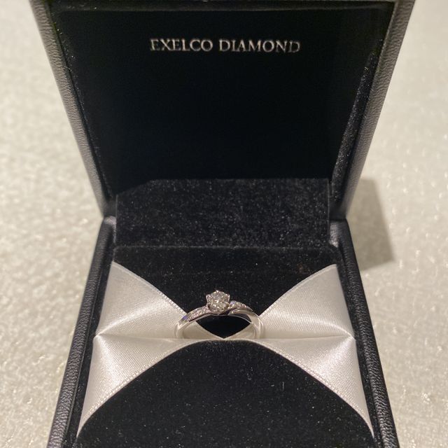 【エクセルコダイヤモンド(EXELCO DIAMOND)の口コミ】 指輪のデザインについてとても気に入っております。
ウェーブで左右非対称…