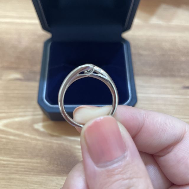 【銀座ダイヤモンドシライシの口コミ】 ダイヤモンドが埋め込みタイプの物にしました。
素材はプラチナ、ダイヤモ…