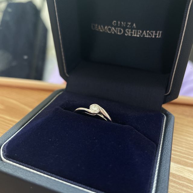 【銀座ダイヤモンドシライシの口コミ】 ダイヤモンドが埋め込みタイプの物にしました。
素材はプラチナ、ダイヤモ…