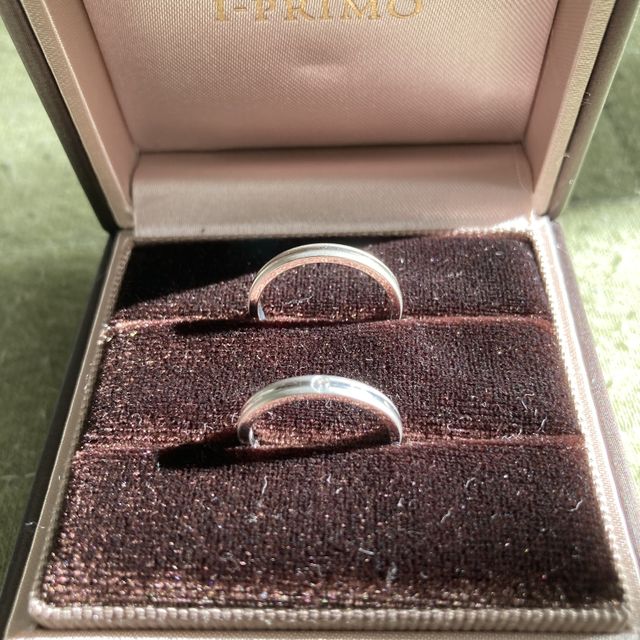 【アイプリモ(I-PRIMO)の口コミ】 真ん中のラインがよい。光沢のある指輪とマット感のある指輪で悩んでいた…