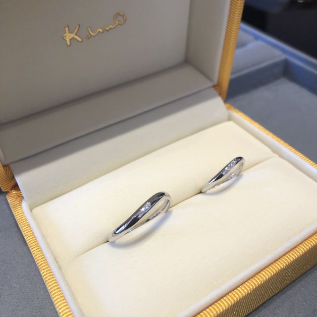 【ケイウノ ブライダル(K.UNO BRIDAL)の口コミ】 指輪のデザインは曲線状況でカーブを描いており、双子ダイヤを使用し、片…
